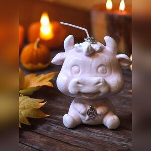 Large candle to attract prosperity. Feng Shui. Attract wealth, good luck.